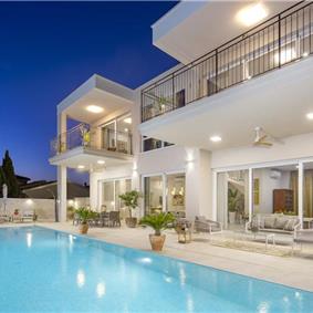 Luxury 4-Bedroom Villa with generous sized Infinity Pool near Buje, Istria. Sleeps 8